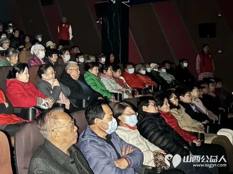 阳泉市义工联合会携阳泉九达国际影城联合邀请99位老人免费观看了热播电影《得闲谨制》陪他们看一场电影用关爱赢得老人的快乐 - 第13张