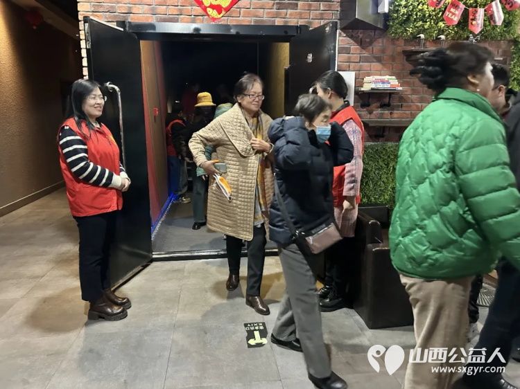 阳泉市义工联合会携阳泉九达国际影城联合邀请99位老人免费观看了热播电影《得闲谨制》陪他们看一场电影用关爱赢得老人的快乐 - 第14张