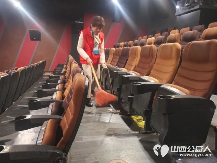 阳泉市义工联合会携阳泉九达国际影城联合邀请99位老人免费观看了热播电影《得闲谨制》陪他们看一场电影用关爱赢得老人的快乐 - 第16张