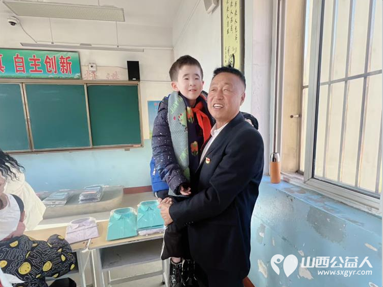 双“好人”领航爱心暖校园——澳门会芳国际贸易促进会太原好人张会芳会长与山西好人张小义公益捐赠活动情暖五台东冶北广兴学校 - 第11张