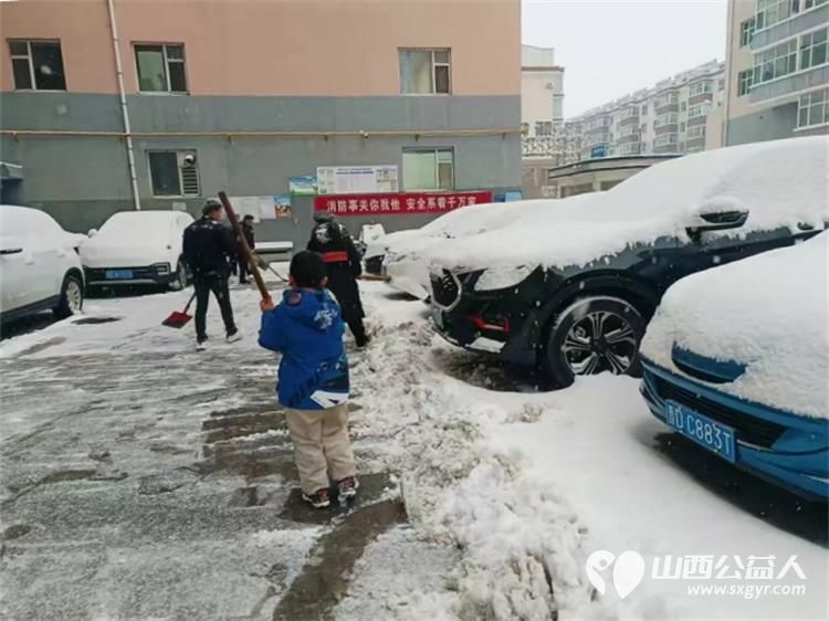 清雪除冰温暖过冬 上党区义工协会迅速行动组织党员志愿者以及热心居民共同开展清雪除冰工作确保每一位居民的安全和便利 - 第6张 - 山西公益人 清雪除冰温暖过冬 上党区义工协会迅速行动组织党员志愿者以及热心居民共同开展清雪除冰工作确保每一位居民的安全和便利 - 第6张