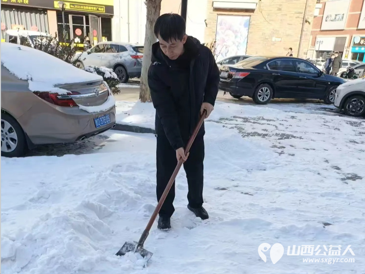 清雪除冰温暖过冬 上党区义工协会迅速行动组织党员志愿者以及热心居民共同开展清雪除冰工作确保每一位居民的安全和便利 - 第9张 - 山西公益人 清雪除冰温暖过冬 上党区义工协会迅速行动组织党员志愿者以及热心居民共同开展清雪除冰工作确保每一位居民的安全和便利 - 第9张