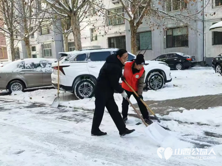 清雪除冰温暖过冬 上党区义工协会迅速行动组织党员志愿者以及热心居民共同开展清雪除冰工作确保每一位居民的安全和便利 - 第4张 - 山西公益人 清雪除冰温暖过冬 上党区义工协会迅速行动组织党员志愿者以及热心居民共同开展清雪除冰工作确保每一位居民的安全和便利 - 第4张
