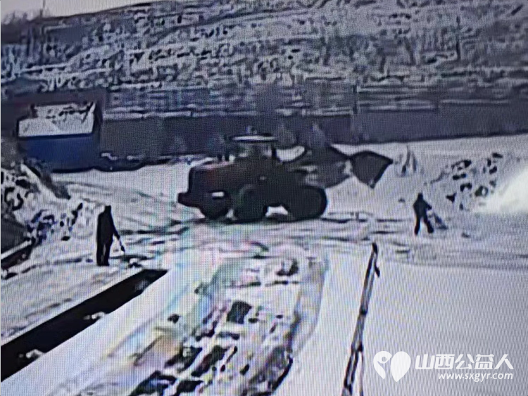 清雪除冰温暖过冬 上党区义工协会迅速行动组织党员志愿者以及热心居民共同开展清雪除冰工作确保每一位居民的安全和便利 - 第10张 - 山西公益人 清雪除冰温暖过冬 上党区义工协会迅速行动组织党员志愿者以及热心居民共同开展清雪除冰工作确保每一位居民的安全和便利 - 第10张