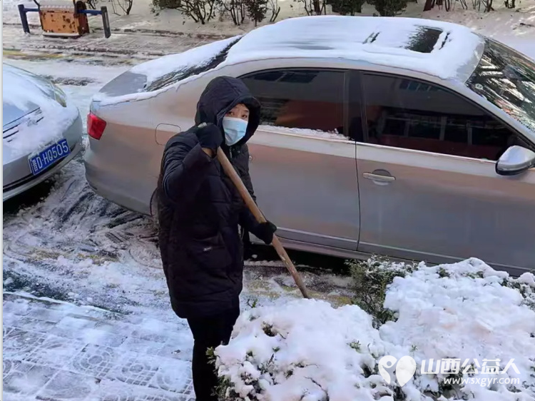 清雪除冰温暖过冬 上党区义工协会迅速行动组织党员志愿者以及热心居民共同开展清雪除冰工作确保每一位居民的安全和便利 - 第8张 - 山西公益人 清雪除冰温暖过冬 上党区义工协会迅速行动组织党员志愿者以及热心居民共同开展清雪除冰工作确保每一位居民的安全和便利 - 第8张