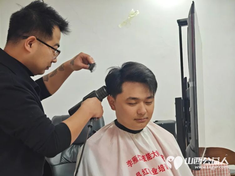 剪艺赋能助力敬老——长治市阳光困境儿童帮扶协会携手易红培训学校开展志愿者理发培训为志愿者们精准赋能 - 第6张 - 山西公益人 剪艺赋能助力敬老——长治市阳光困境儿童帮扶协会携手易红培训学校开展志愿者理发培训为志愿者们精准赋能 - 第6张