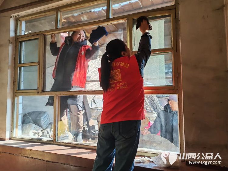 介休市敬老协会孝善行之敬老爱老助老活动----志愿者走进洪山镇上曹麻村入户87岁特困老人胡有宁家中为老人打扫室内外卫生理发洗漱做饭包饺子 - 第4张