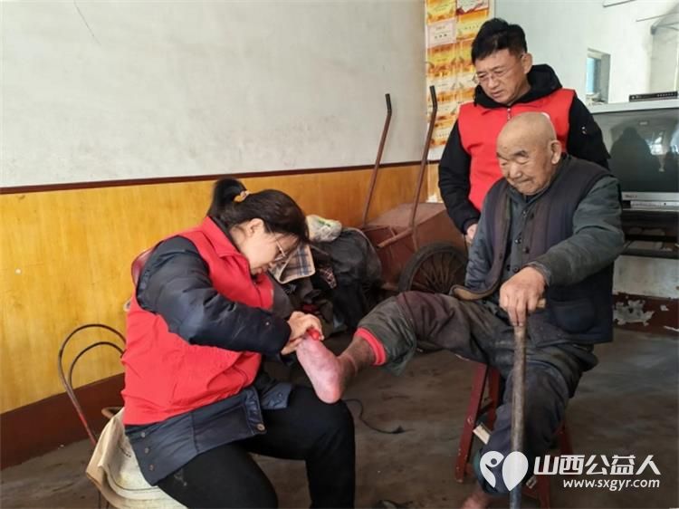 介休市敬老协会孝善行之敬老爱老助老活动----志愿者走进洪山镇上曹麻村入户87岁特困老人胡有宁家中为老人打扫室内外卫生理发洗漱做饭包饺子 - 第12张