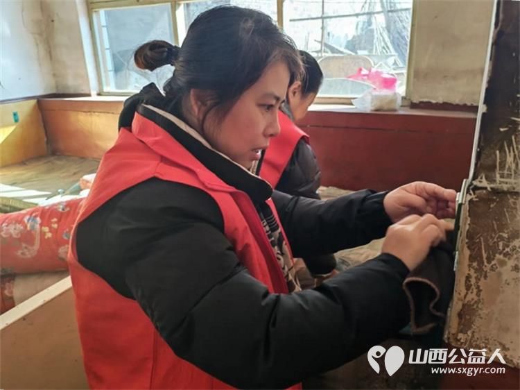 介休市敬老协会孝善行之敬老爱老助老活动----志愿者走进洪山镇上曹麻村入户87岁特困老人胡有宁家中为老人打扫室内外卫生理发洗漱做饭包饺子 - 第13张