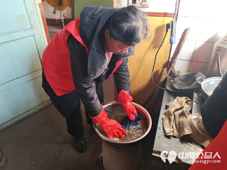 介休市敬老协会孝善行之敬老爱老助老活动----志愿者走进洪山镇上曹麻村入户87岁特困老人胡有宁家中为老人打扫室内外卫生理发洗漱做饭包饺子 - 第15张