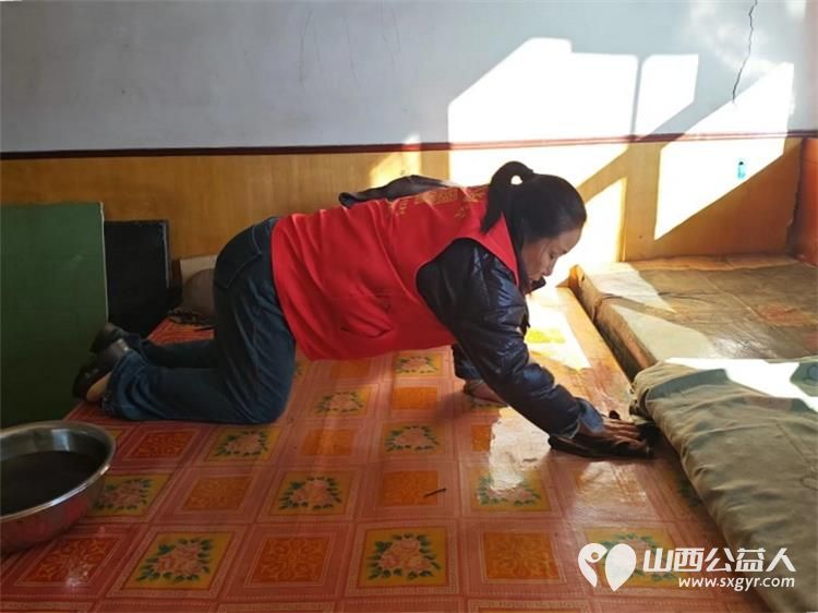 介休市敬老协会孝善行之敬老爱老助老活动----志愿者走进洪山镇上曹麻村入户87岁特困老人胡有宁家中为老人打扫室内外卫生理发洗漱做饭包饺子 - 第16张