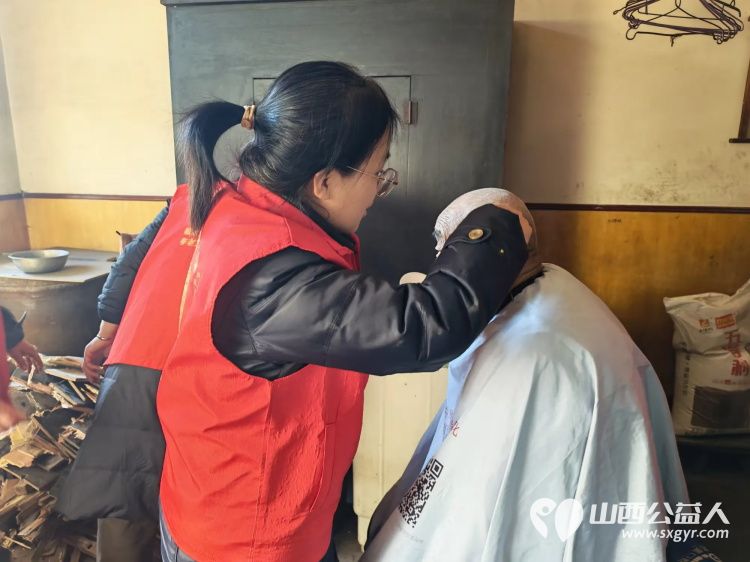 介休市敬老协会孝善行之敬老爱老助老活动----志愿者走进洪山镇上曹麻村入户87岁特困老人胡有宁家中为老人打扫室内外卫生理发洗漱做饭包饺子 - 第10张