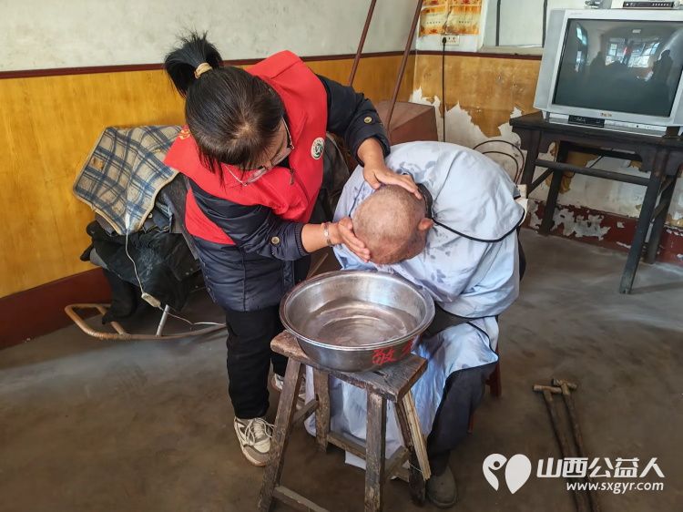 介休市敬老协会孝善行之敬老爱老助老活动----志愿者走进洪山镇上曹麻村入户87岁特困老人胡有宁家中为老人打扫室内外卫生理发洗漱做饭包饺子 - 第9张