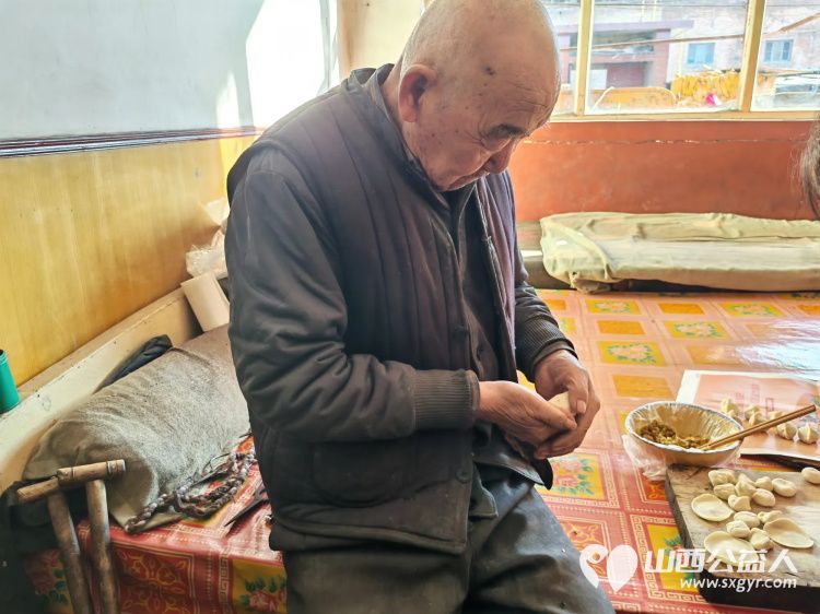 介休市敬老协会孝善行之敬老爱老助老活动----志愿者走进洪山镇上曹麻村入户87岁特困老人胡有宁家中为老人打扫室内外卫生理发洗漱做饭包饺子 - 第7张