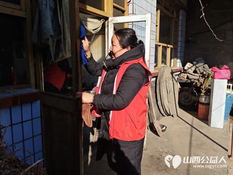 介休市敬老协会孝善行之敬老爱老助老活动----志愿者走进洪山镇上曹麻村入户87岁特困老人胡有宁家中为老人打扫室内外卫生理发洗漱做饭包饺子 - 第5张