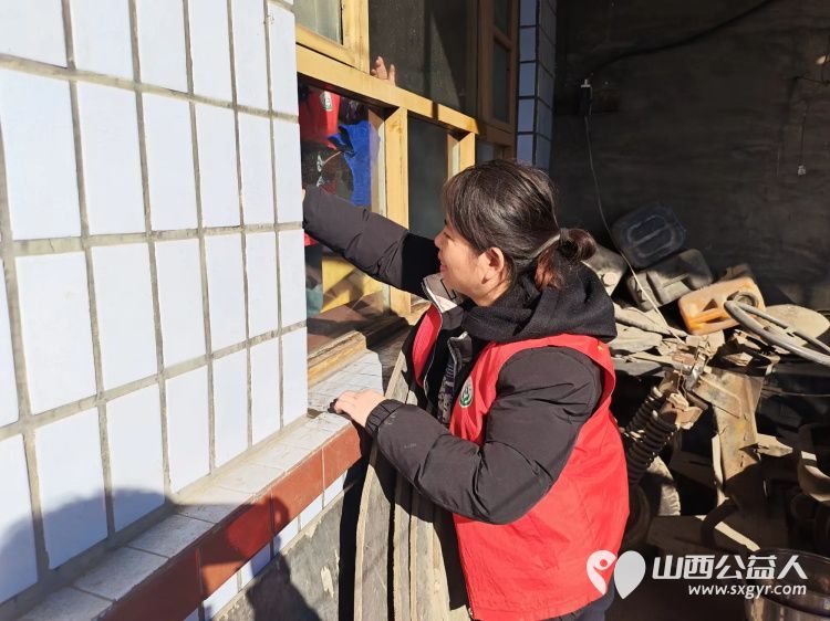 介休市敬老协会孝善行之敬老爱老助老活动----志愿者走进洪山镇上曹麻村入户87岁特困老人胡有宁家中为老人打扫室内外卫生理发洗漱做饭包饺子 - 第3张