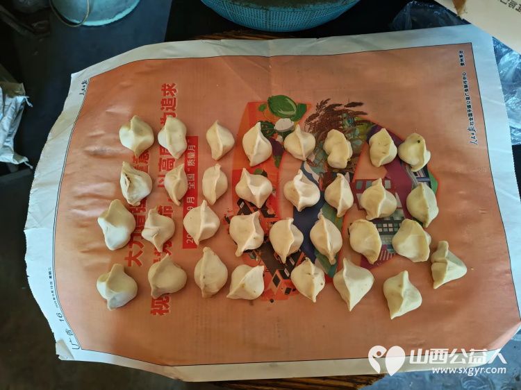 介休市敬老协会孝善行之敬老爱老助老活动----志愿者走进洪山镇上曹麻村入户87岁特困老人胡有宁家中为老人打扫室内外卫生理发洗漱做饭包饺子 - 第8张