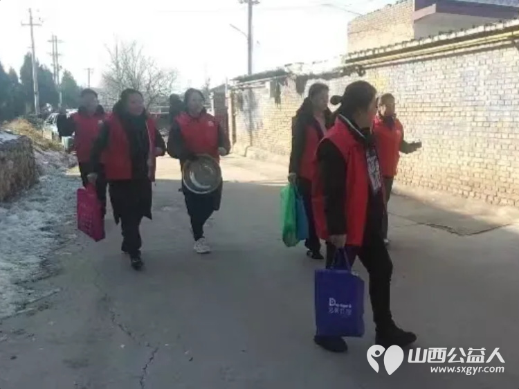 介休市敬老协会孝善行之敬老爱老助老活动----志愿者走进洪山镇上曹麻村入户87岁特困老人胡有宁家中为老人打扫室内外卫生理发洗漱做饭包饺子 - 第2张