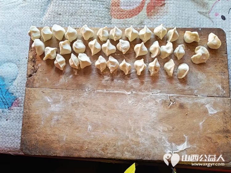 介休市敬老协会助老活动志愿者走进洪山镇下曹麻村入户84岁特困老人李根录家中为老人打扫室内外卫生理发做饭包饺子 - 第7张