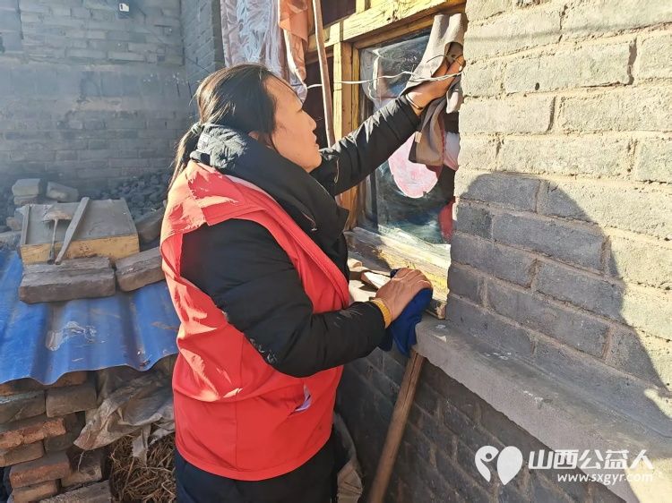 介休市敬老协会助老活动志愿者走进洪山镇下曹麻村入户84岁特困老人李根录家中为老人打扫室内外卫生理发做饭包饺子 - 第4张