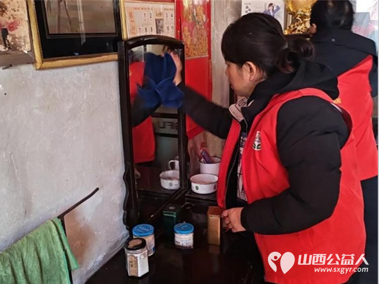 介休市敬老协会助老活动志愿者走进洪山镇下曹麻村入户84岁特困老人李根录家中为老人打扫室内外卫生理发做饭包饺子 - 第10张