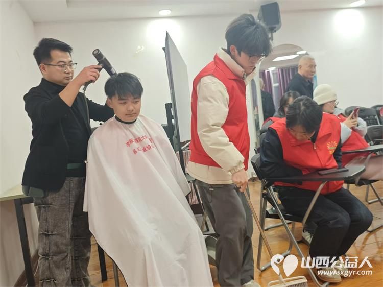 剪艺赋能助力敬老——长治市阳光困境儿童帮扶协会携手易红培训学校开展志愿者理发培训为志愿者们精准赋能 - 第8张 - 山西公益人 剪艺赋能助力敬老——长治市阳光困境儿童帮扶协会携手易红培训学校开展志愿者理发培训为志愿者们精准赋能 - 第8张