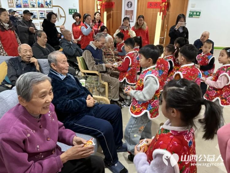 暖心陪伴让老人的冬季不再寒冷 阳泉市义工联合会在恒爱仁和为老服务院开展阳泉义工联携手东方幼儿园的师生们用爱心为老人们编织了一段温馨时光 - 第11张