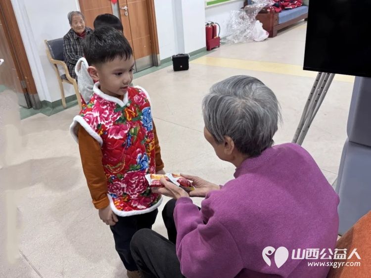 暖心陪伴让老人的冬季不再寒冷 阳泉市义工联合会在恒爱仁和为老服务院开展阳泉义工联携手东方幼儿园的师生们用爱心为老人们编织了一段温馨时光 - 第14张