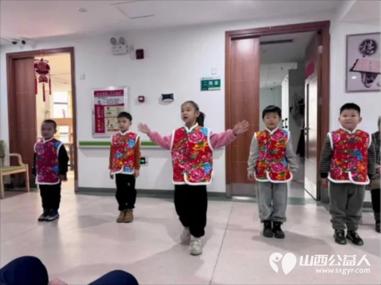 暖心陪伴让老人的冬季不再寒冷 阳泉市义工联合会在恒爱仁和为老服务院开展阳泉义工联携手东方幼儿园的师生们用爱心为老人们编织了一段温馨时光 - 第5张