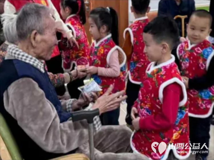 暖心陪伴让老人的冬季不再寒冷 阳泉市义工联合会在恒爱仁和为老服务院开展阳泉义工联携手东方幼儿园的师生们用爱心为老人们编织了一段温馨时光 - 第4张