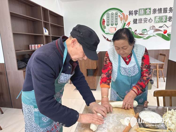 武乡县丰州镇太东社区开展浓浓饺子香暖暖冬至情的送温暖活动社区工作人员志愿者和热心居民一起喜迎冬至包饺子让居民感受到节日的温情关怀 - 第3张