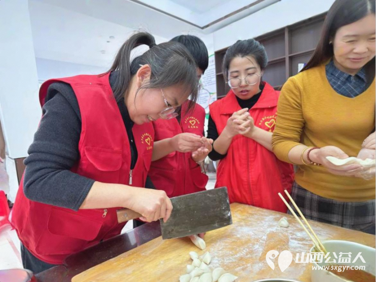武乡县丰州镇太东社区开展浓浓饺子香暖暖冬至情的送温暖活动社区工作人员志愿者和热心居民一起喜迎冬至包饺子让居民感受到节日的温情关怀 - 第5张