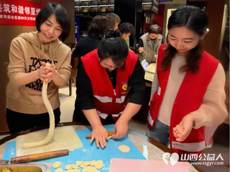 饺子飘香迎冬至共筑和谐邻里情 小店区平阳路街道文华苑社区联合百年煸焰蒸饺饭店冬至送温暖把饺子打包送到辖区空巢老人高龄老人等居民家中 - 第3张