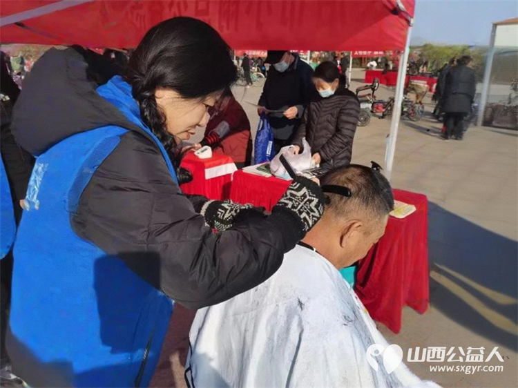 便民爱民 长治市小雨点公益志愿者协会受堠北庄街道邀请来到火车站广场参加公益集市活动提供义诊义剪服务受到老百姓一致欢迎 - 第6张