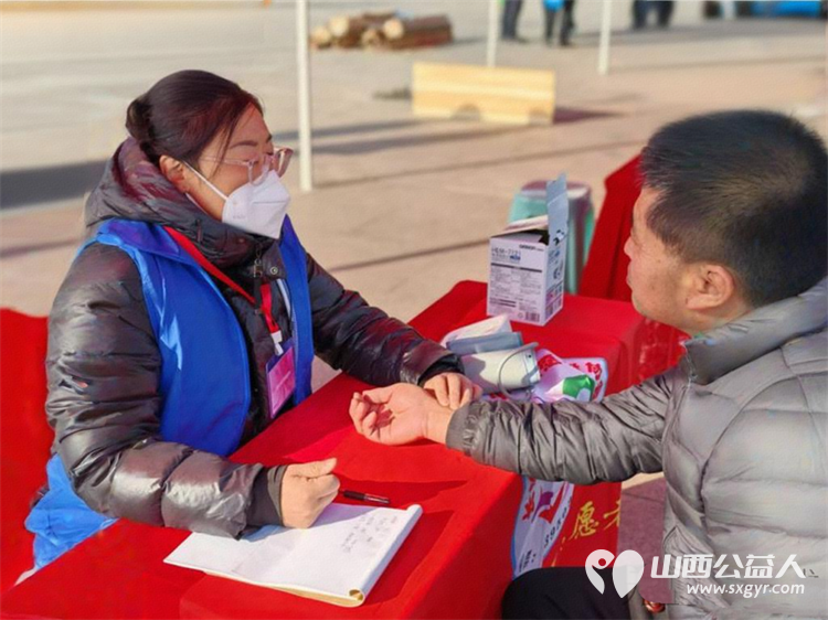 便民爱民 长治市小雨点公益志愿者协会受堠北庄街道邀请来到火车站广场参加公益集市活动提供义诊义剪服务受到老百姓一致欢迎 - 第2张