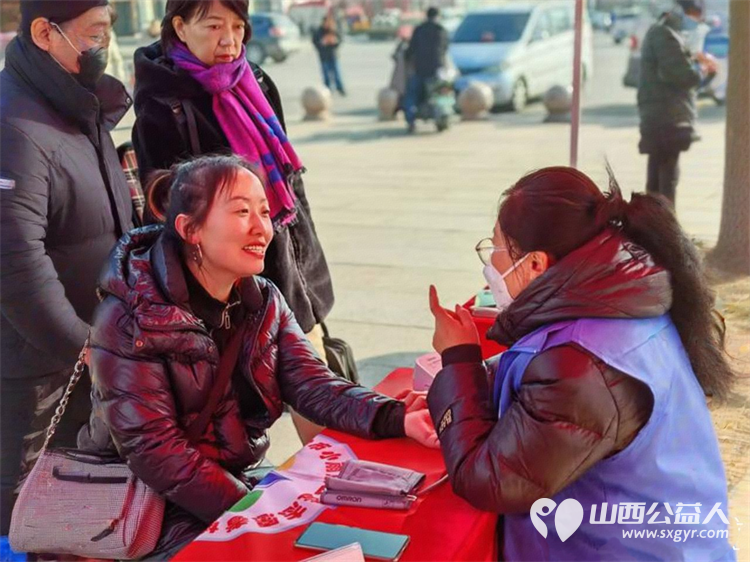 便民爱民 长治市小雨点公益志愿者协会受堠北庄街道邀请来到火车站广场参加公益集市活动提供义诊义剪服务受到老百姓一致欢迎 - 第12张