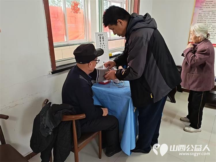 介休市敬老协会孝善行之敬老爱老助老活动2025年12月20日走进张兰镇沟底村在村委为60岁以上所有老人理发体检 - 第23张