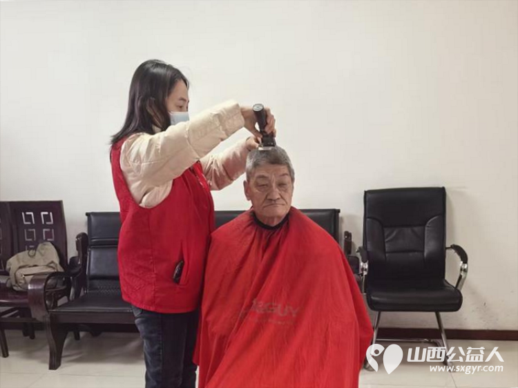 介休市敬老协会孝善行之敬老爱老助老活动2025年12月20日走进张兰镇沟底村在村委为60岁以上所有老人理发体检 - 第11张