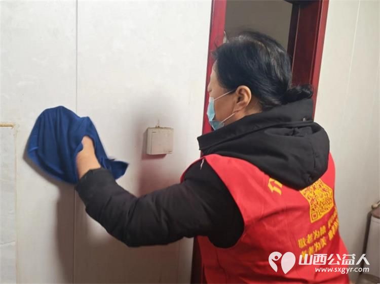 介休市敬老协会组织志愿者走进张兰镇沟底村入户特困老人85岁赵吉美、66岁赵福胜、75岁宋七十、71岁宋发亮家中为老人打扫室内外卫生做饭包饺子 - 第30张