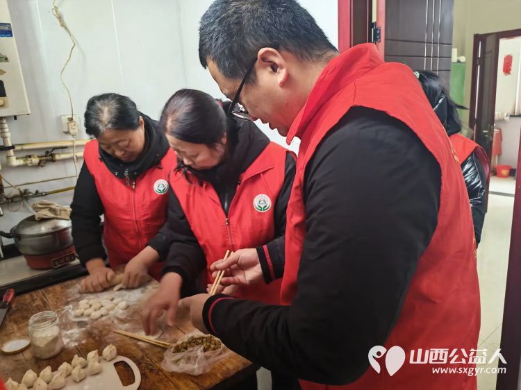 介休市敬老协会组织志愿者走进张兰镇沟底村入户特困老人85岁赵吉美、66岁赵福胜、75岁宋七十、71岁宋发亮家中为老人打扫室内外卫生做饭包饺子 - 第17张