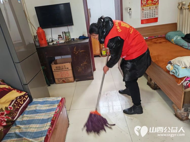 介休市敬老协会组织志愿者走进张兰镇沟底村入户特困老人85岁赵吉美、66岁赵福胜、75岁宋七十、71岁宋发亮家中为老人打扫室内外卫生做饭包饺子 - 第21张