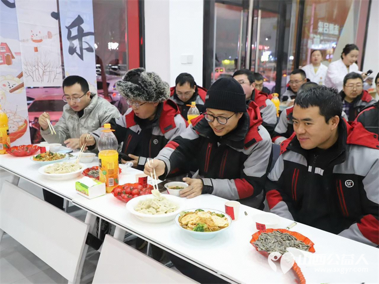 这很阳光 吕梁市凤山街道阳光社区在冬至给社区居民做包饺子活动送给外卖小哥孤寡老人 - 第4张