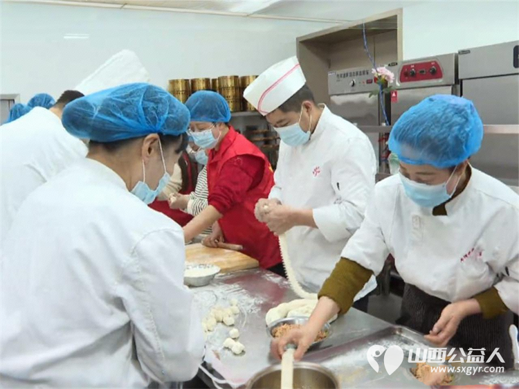 情暖冬至 饺香传爱——五寨县总工会联合沣泽大酒店开展冬至送温暖活动将一碗碗热气腾腾的饺子递到一线劳动者手中切实当好广大职工的娘家人 - 第3张