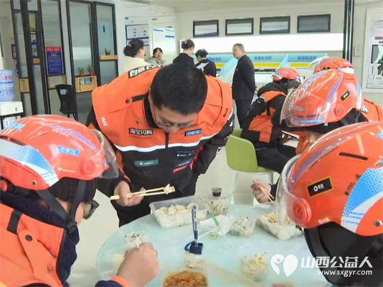 情暖冬至 饺香传爱——五寨县总工会联合沣泽大酒店开展冬至送温暖活动将一碗碗热气腾腾的饺子递到一线劳动者手中切实当好广大职工的娘家人 - 第13张