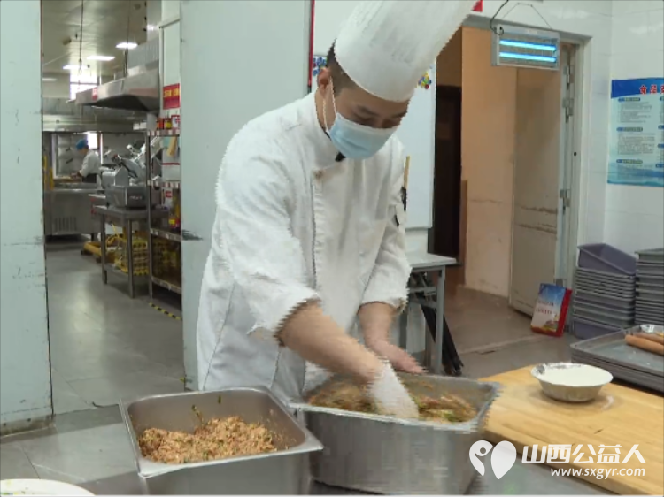 情暖冬至 饺香传爱——五寨县总工会联合沣泽大酒店开展冬至送温暖活动将一碗碗热气腾腾的饺子递到一线劳动者手中切实当好广大职工的娘家人 - 第4张