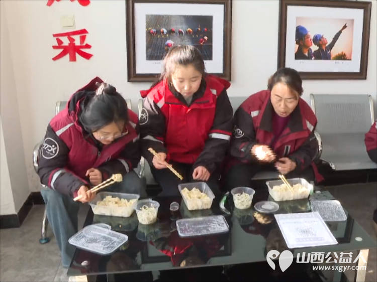 情暖冬至 饺香传爱——五寨县总工会联合沣泽大酒店开展冬至送温暖活动将一碗碗热气腾腾的饺子递到一线劳动者手中切实当好广大职工的娘家人 - 第17张