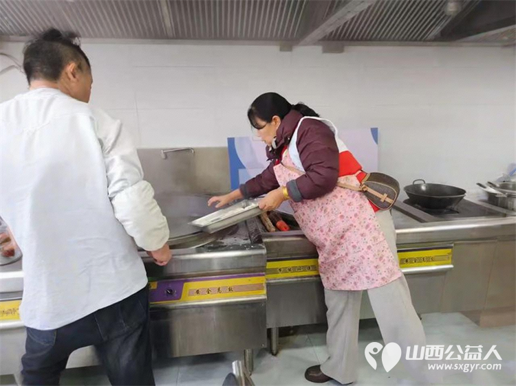 情暖冬至爱满夕阳----长治市屯留区红十字会志愿者暖心行动为敬老院老人送去节日关怀和冬至水饺 - 第9张