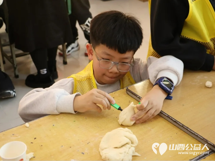 小手塑匠心非遗共传承----浑源县青年志愿者协会组织思源社区30余名青少年开展青少年非遗面塑主题活动引导青少年在沉浸式体验中感悟非遗魅力增强文化自信与传承自觉 - 第17张