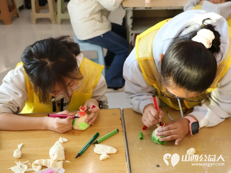 小手塑匠心非遗共传承----浑源县青年志愿者协会组织思源社区30余名青少年开展青少年非遗面塑主题活动引导青少年在沉浸式体验中感悟非遗魅力增强文化自信与传承自觉 - 第16张