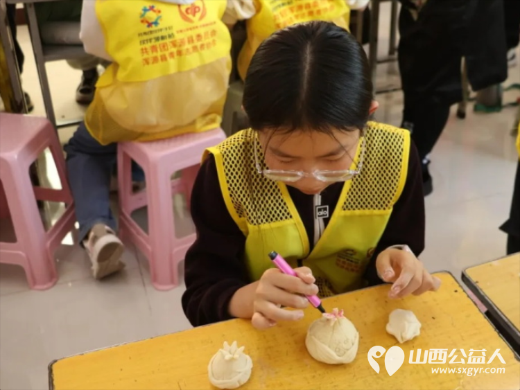 小手塑匠心非遗共传承----浑源县青年志愿者协会组织思源社区30余名青少年开展青少年非遗面塑主题活动引导青少年在沉浸式体验中感悟非遗魅力增强文化自信与传承自觉 - 第15张